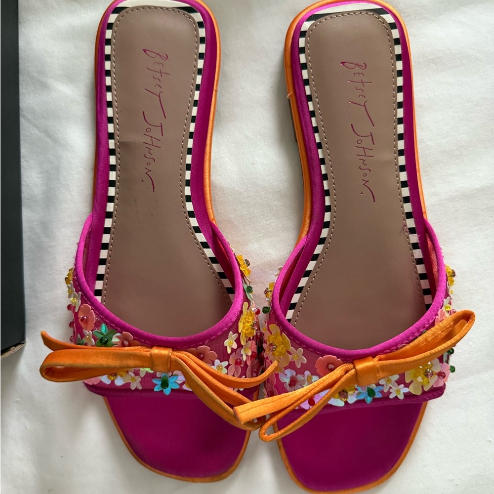 Betsey Johnson Women’s Teasse Flat Sandal Sz 7.5 - Picture 2 of 7